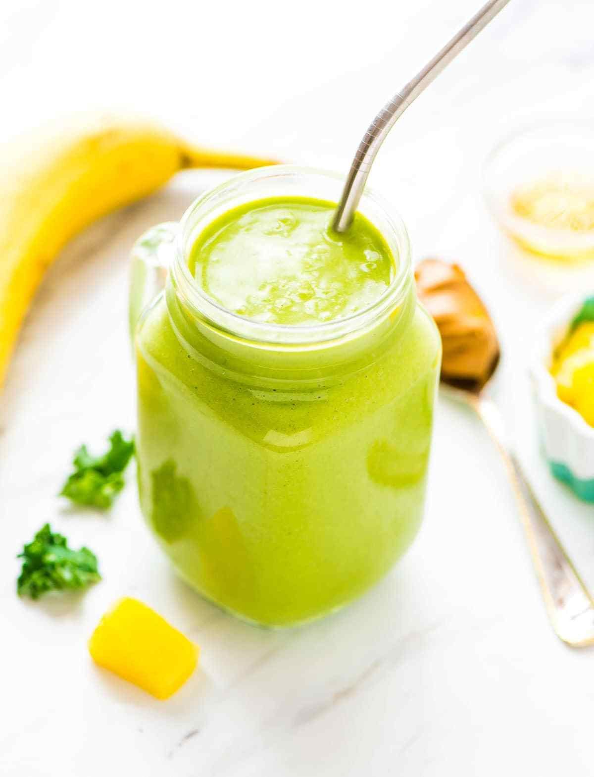 kale-pineapple-smoothie-recipe-5037697